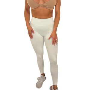 Contour Scrunch Cream Leggings - Women